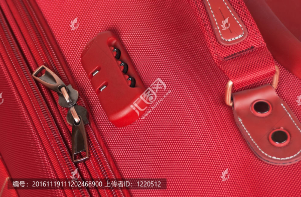 組合鎖上一個紅色的手提箱