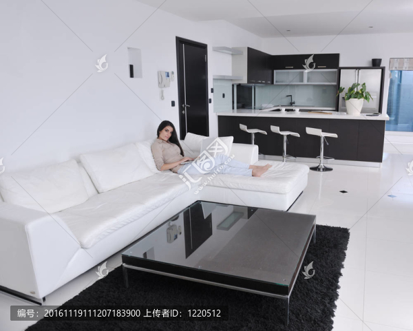 女人在家里工作筆記本電腦