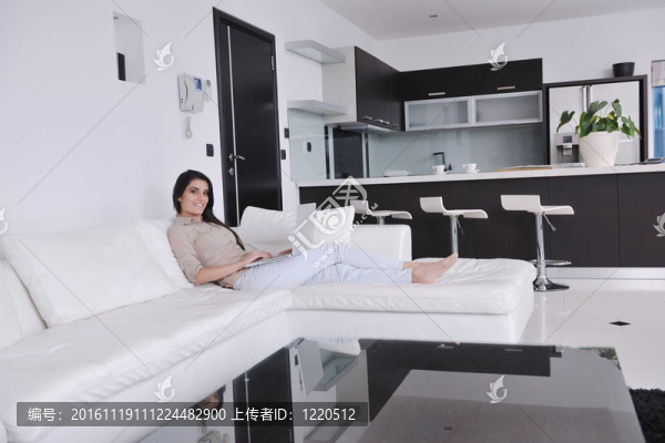女人在家里工作筆記本電腦