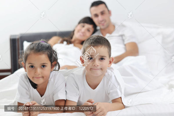 快樂的年輕家庭在他們的臥室里