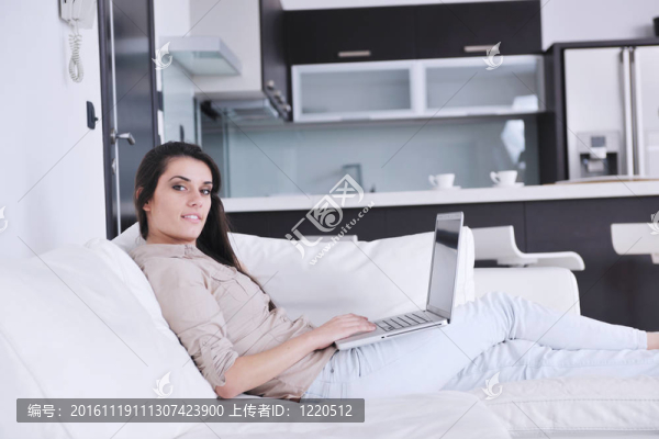 女人在家里工作筆記本電腦