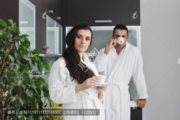 年輕的情侶早上喝新鮮的咖啡