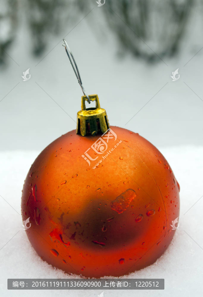 雪中的圣誕裝飾品