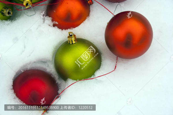 雪中的圣誕裝飾品