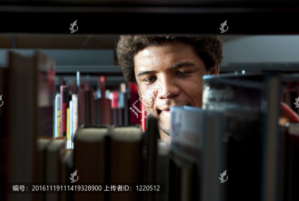 人在圖書館