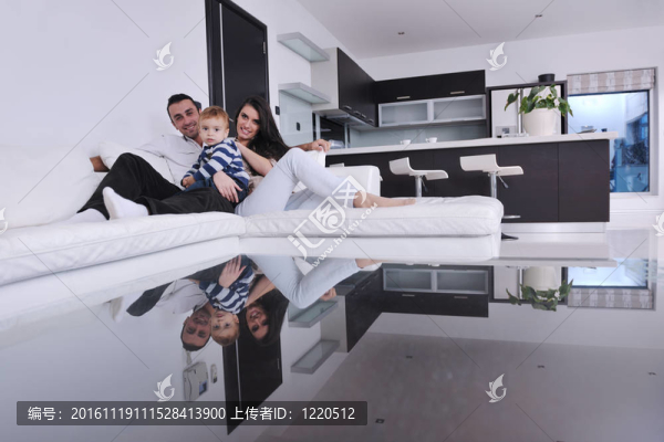 快樂的年輕家庭在家里玩得很開心