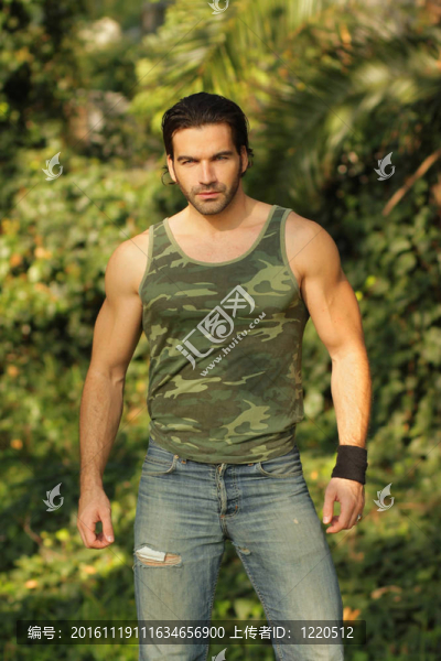 美麗自然環(huán)境中肌肉發(fā)達的年輕人的畫像
