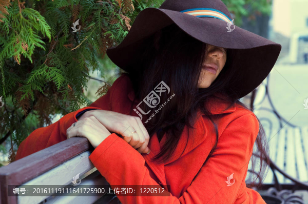 坐在長椅上的女孩