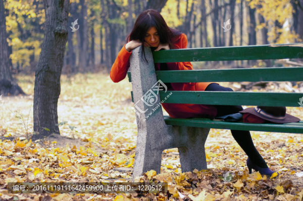 坐在長椅上的女孩