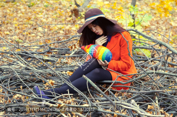 女孩和有色大鼠