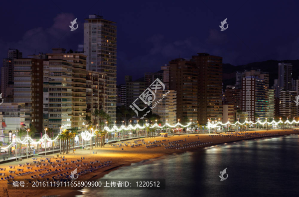 晚上在地中海度假勝地貝尼多姆海灘；白色海岸；西班牙。照片拍攝于第二十十月的2011