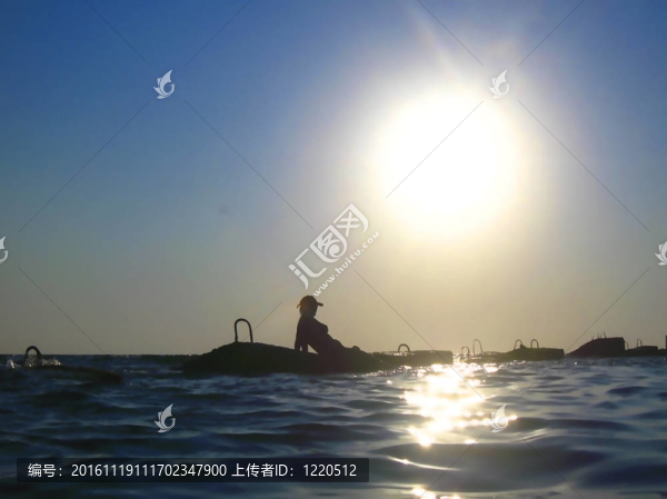 女人和潑水的大海和大太陽