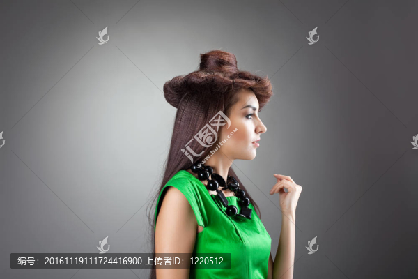 可愛的女人頭發(fā)造型帽子-綠色連衣裙