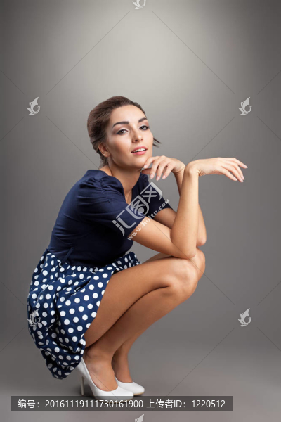 美女在老式布坐輕松