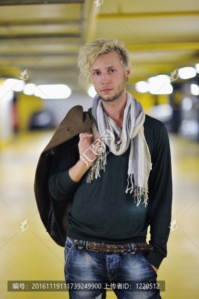 一個(gè)英俊的男人的肖像-匯圖網(wǎng) www.fosd68.com 一個(gè)英俊的男人的肖像