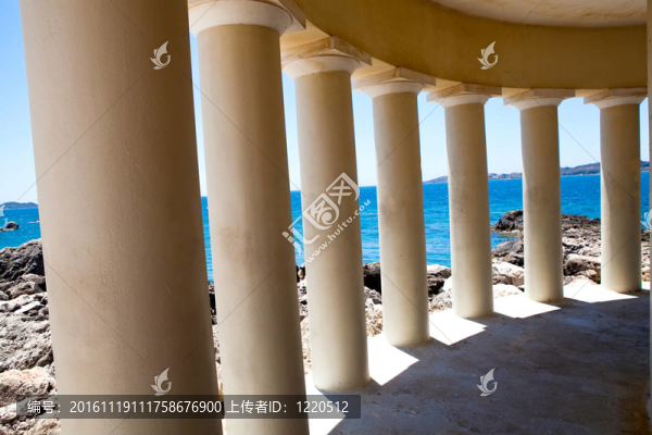 燈塔在Argostoli；Kefalonia