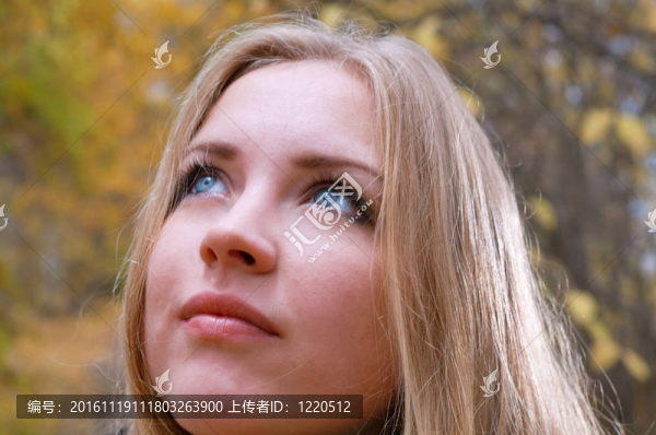 秋天的公園里的女人