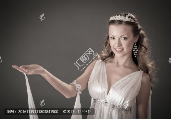 穿白色連衣裙的女性。