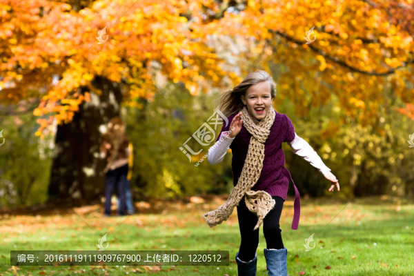 在秋天的公園里的女孩