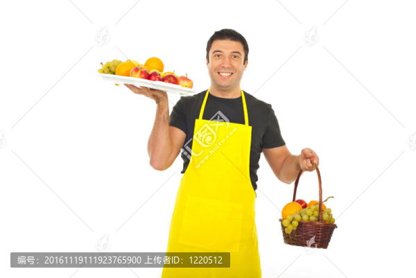 Greengrocer拿著高原和籃子水果