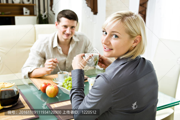 一對(duì)年輕夫婦的肖像-匯圖網(wǎng) www.fosd68.com 一對(duì)年輕夫婦的肖像