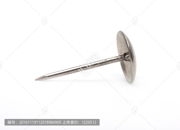 白色背景上的指甲。關(guān)閉