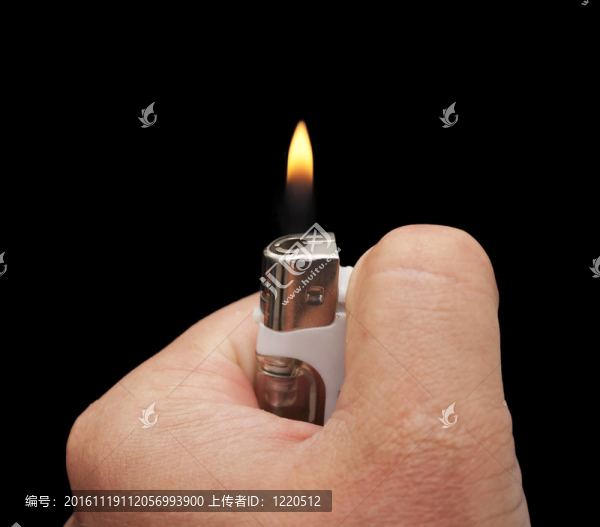 手上有黑色背景的打火機(jī)