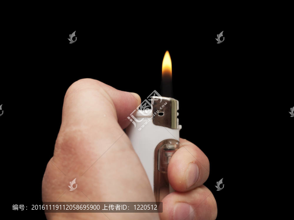 手上有黑色背景的打火機(jī)