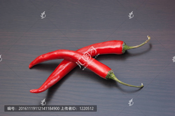 廚房桌子上的紅辣椒