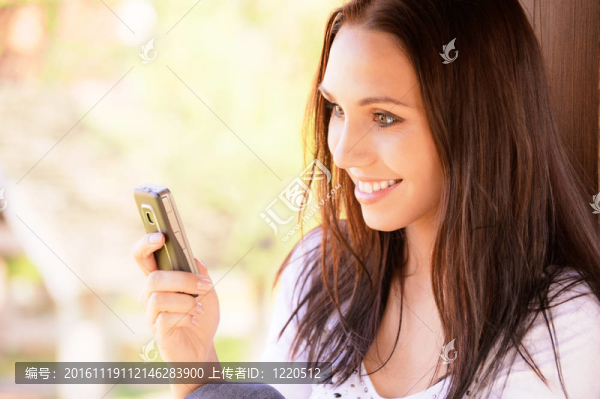 可愛的年輕女人讀短信