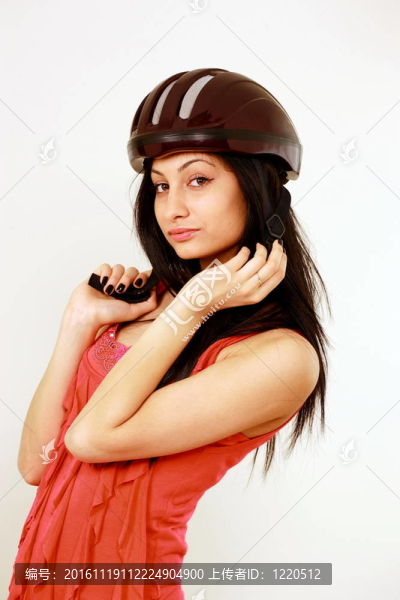 戴安全帽的女孩