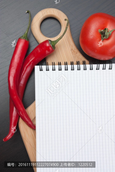烹飪食譜和蔬菜的筆記本
