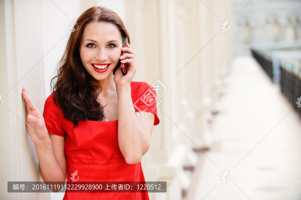 女人用電話說話