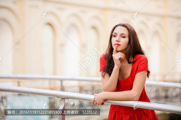 黑發(fā)女子站在欄桿上