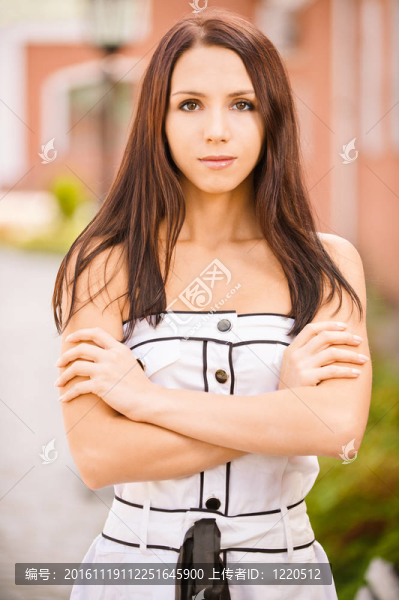 穿著白色衣服的年輕女人
