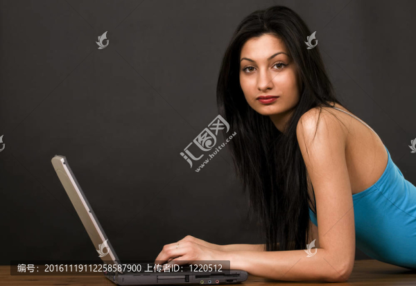 在聊天的年輕女子-匯圖網(wǎng) www.fosd68.com 在聊天的年輕女子