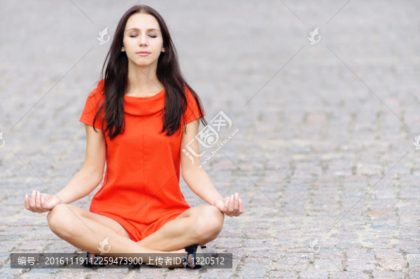 穿紅衣服的沉思的女人
