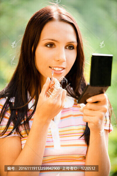 年輕的女人畫的嘴唇