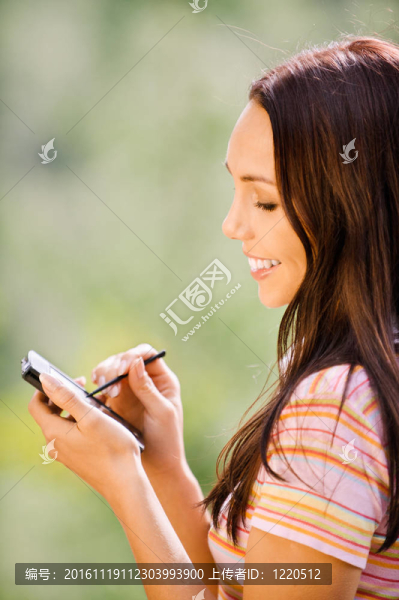 年輕漂亮的女人與PDA