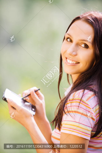 年輕漂亮的女人與PDA