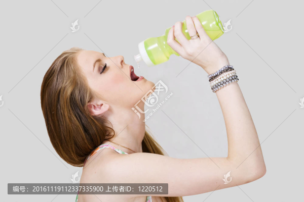女性飲用水