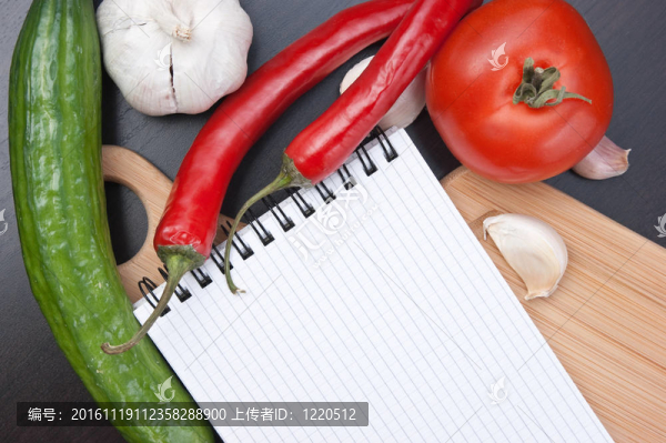烹飪食譜和蔬菜的筆記本