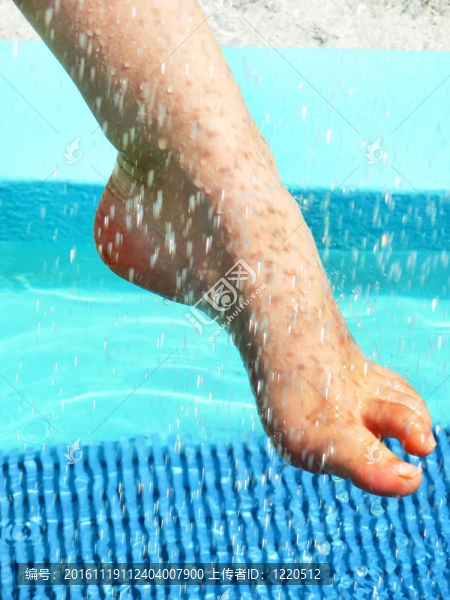 腳踏水。