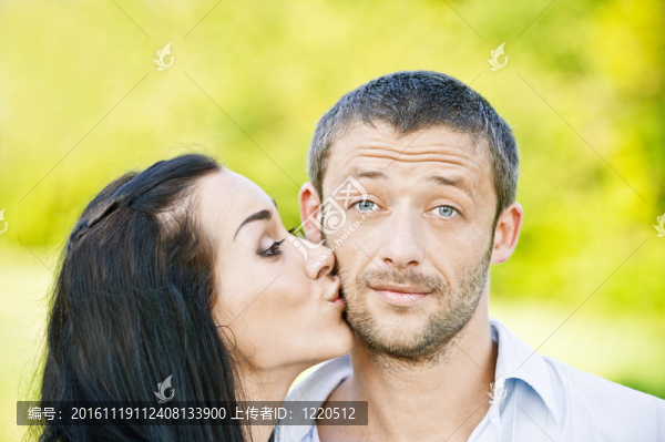 女人的吻在臉頰上的男人