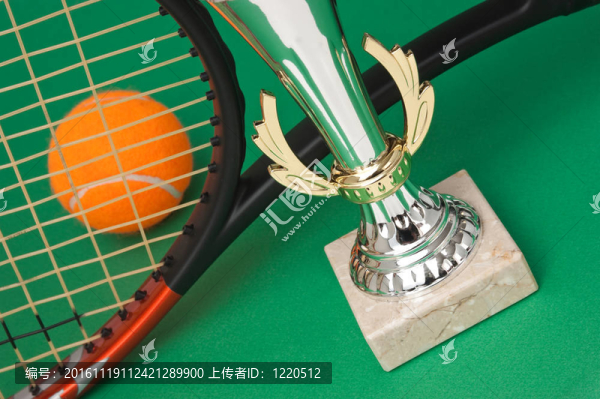 體育獎(jiǎng)和網(wǎng)球拍在綠色的桌子