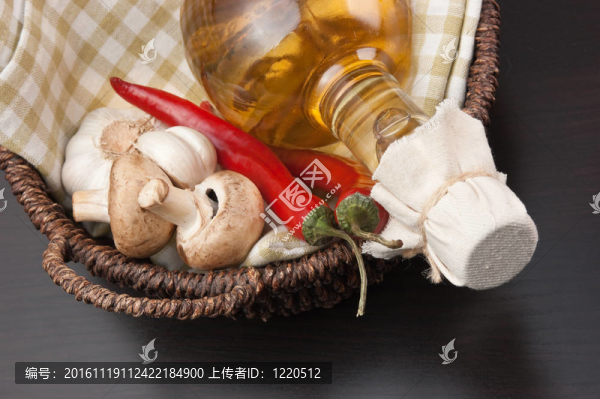 蔬菜和籃子用醋瓶