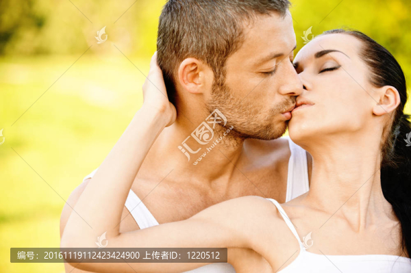 年輕美麗的對吻