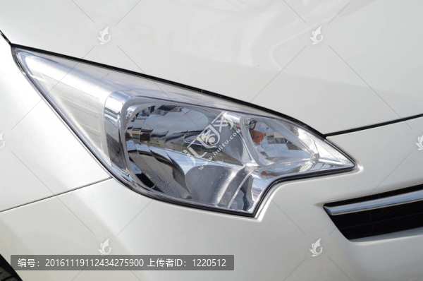 米色的車前燈