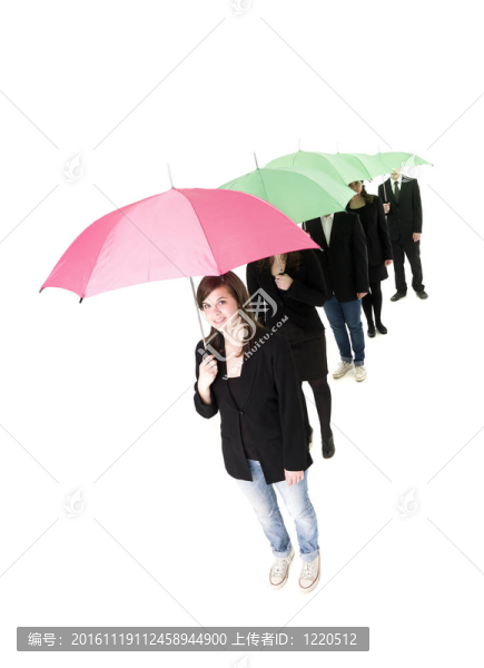 一群帶雨傘的人