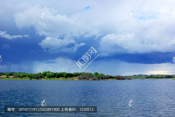 在藍(lán)色的阿爾克瓦湖島。